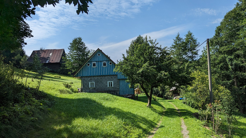 ein Haus auf einem Hügel